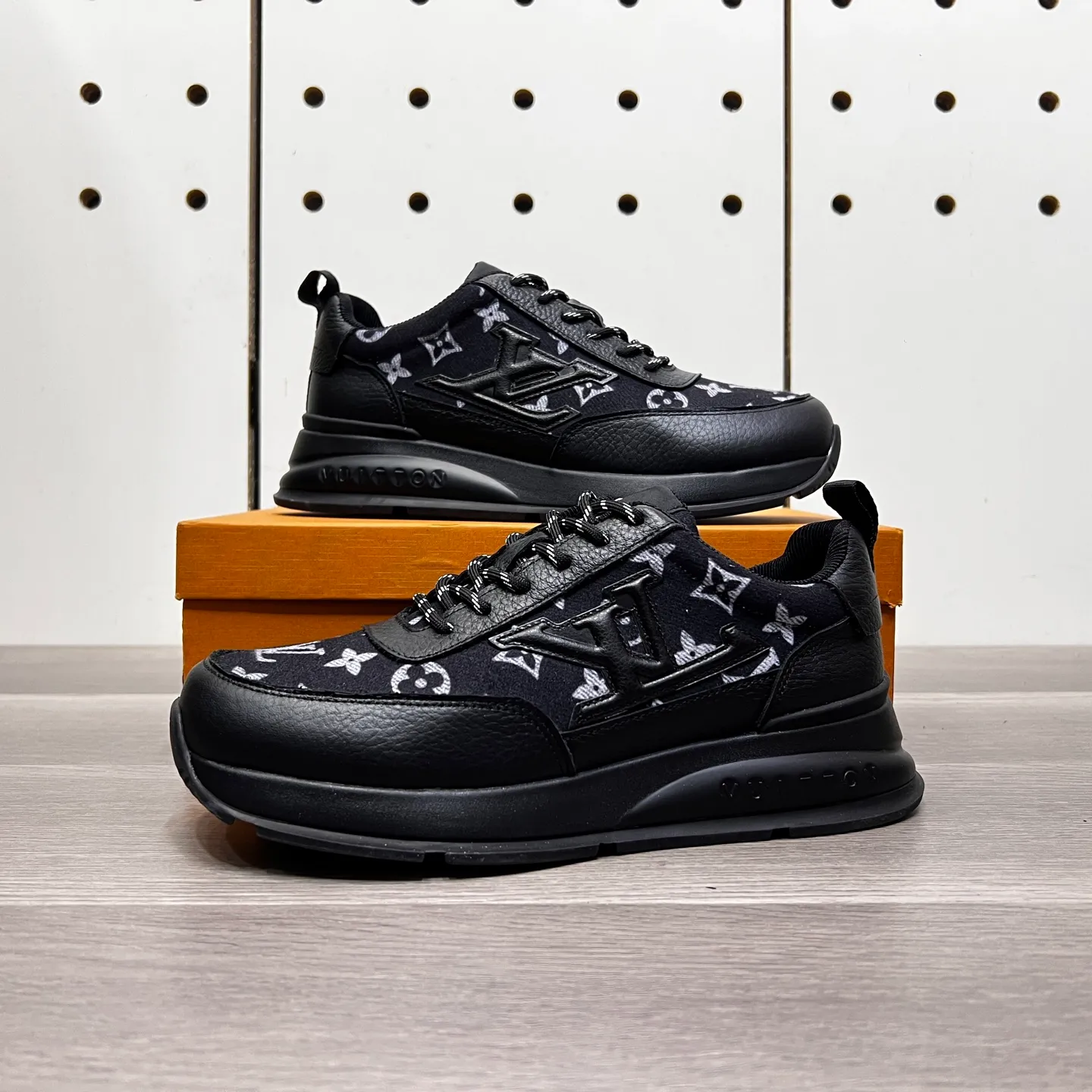 Factory price: 438💰LVZhe's new casual sports shoes for men👉 👉 Fashionable and versatile, 💞 simple and elegant style, 🔊 The fabric is made of imported cowhide with original fabric, ☑️Sheepskin feet inside, original wear-resistant rubber outsole, exclusive new style, actual shot, three colors available, code number: 38-44, (45 can be customized)